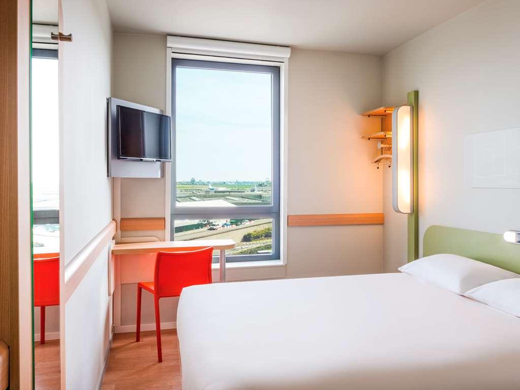 Отель Ibis Budget Paris Coeur D'Orly Airport Номер фото